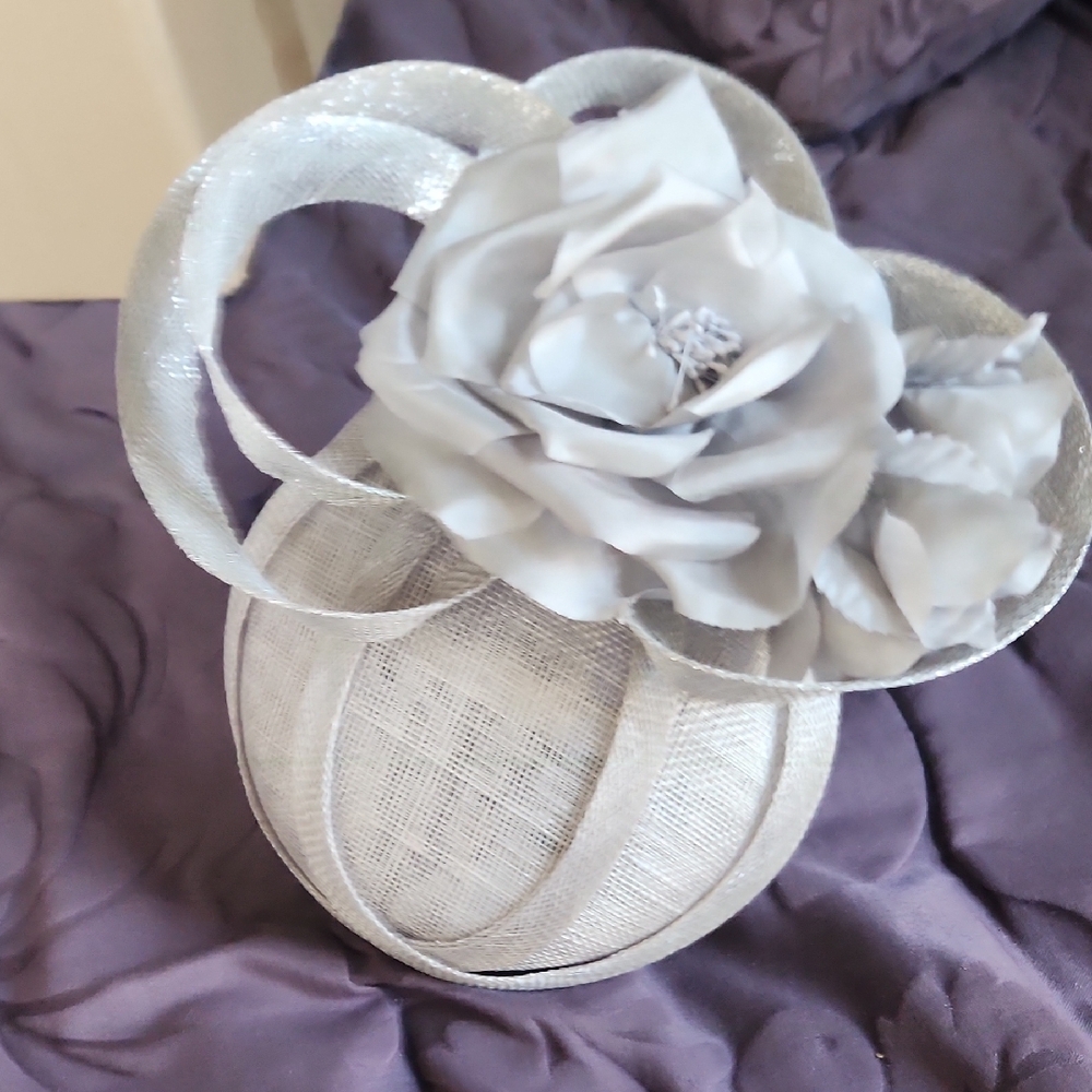 Review Gray Hat with Floral Design